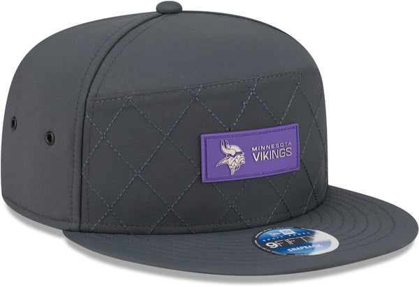 Gorra del equipo Baltimore Ravens NFL 2023 Sideline New Era 9Forty Stretch Snap gris