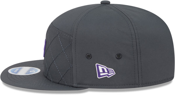 Gorra del equipo Baltimore Ravens NFL 2023 Sideline New Era 9Forty Stretch Snap gris