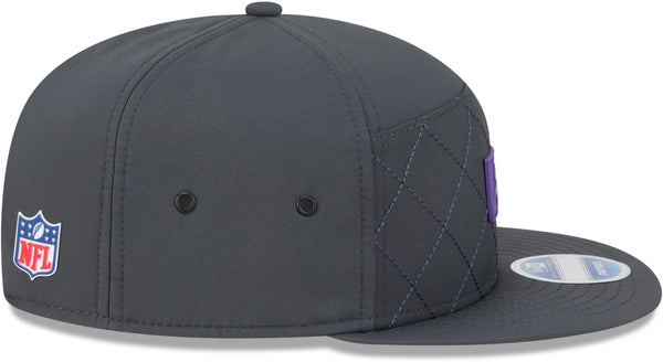 Gorra del equipo Baltimore Ravens NFL 2023 Sideline New Era 9Forty Stretch Snap gris